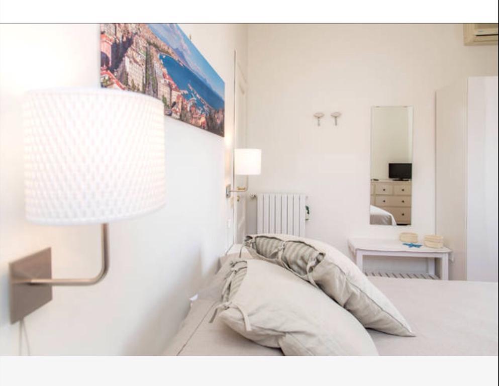 Terrazza Duomo Bed & Breakfast Наполи Стая снимка